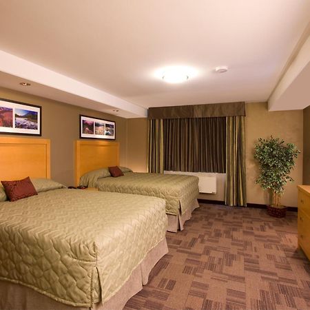 Woodlands Inn & Suites Форт Нелсън Екстериор снимка