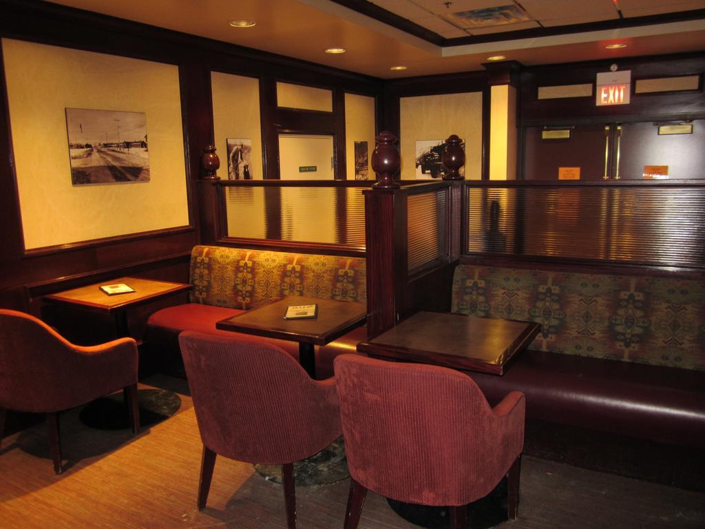 Woodlands Inn & Suites Форт Нелсън Екстериор снимка