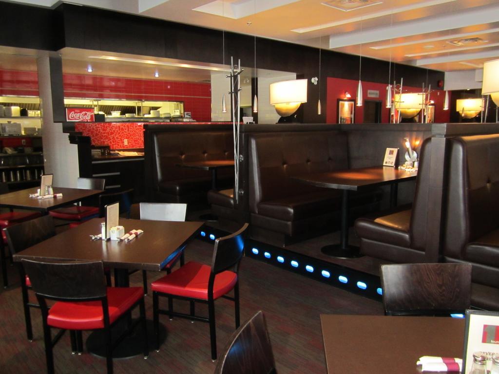 Woodlands Inn & Suites Форт Нелсън Екстериор снимка