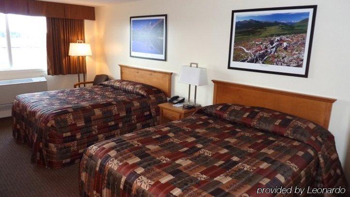 Woodlands Inn & Suites Форт Нелсън Екстериор снимка