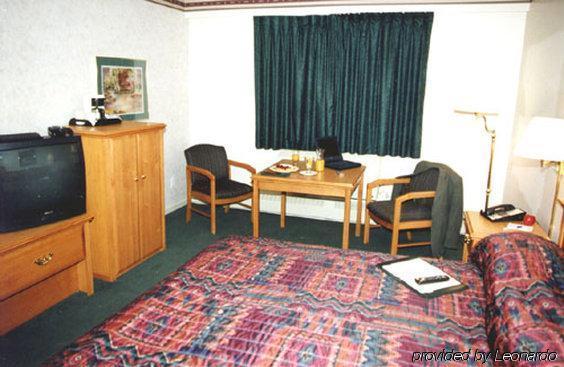 Woodlands Inn & Suites Форт Нелсън Стая снимка