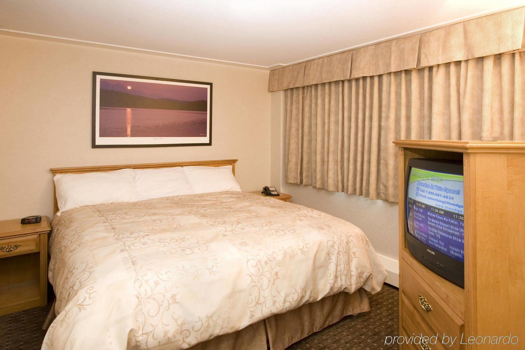 Woodlands Inn & Suites Форт Нелсън Стая снимка