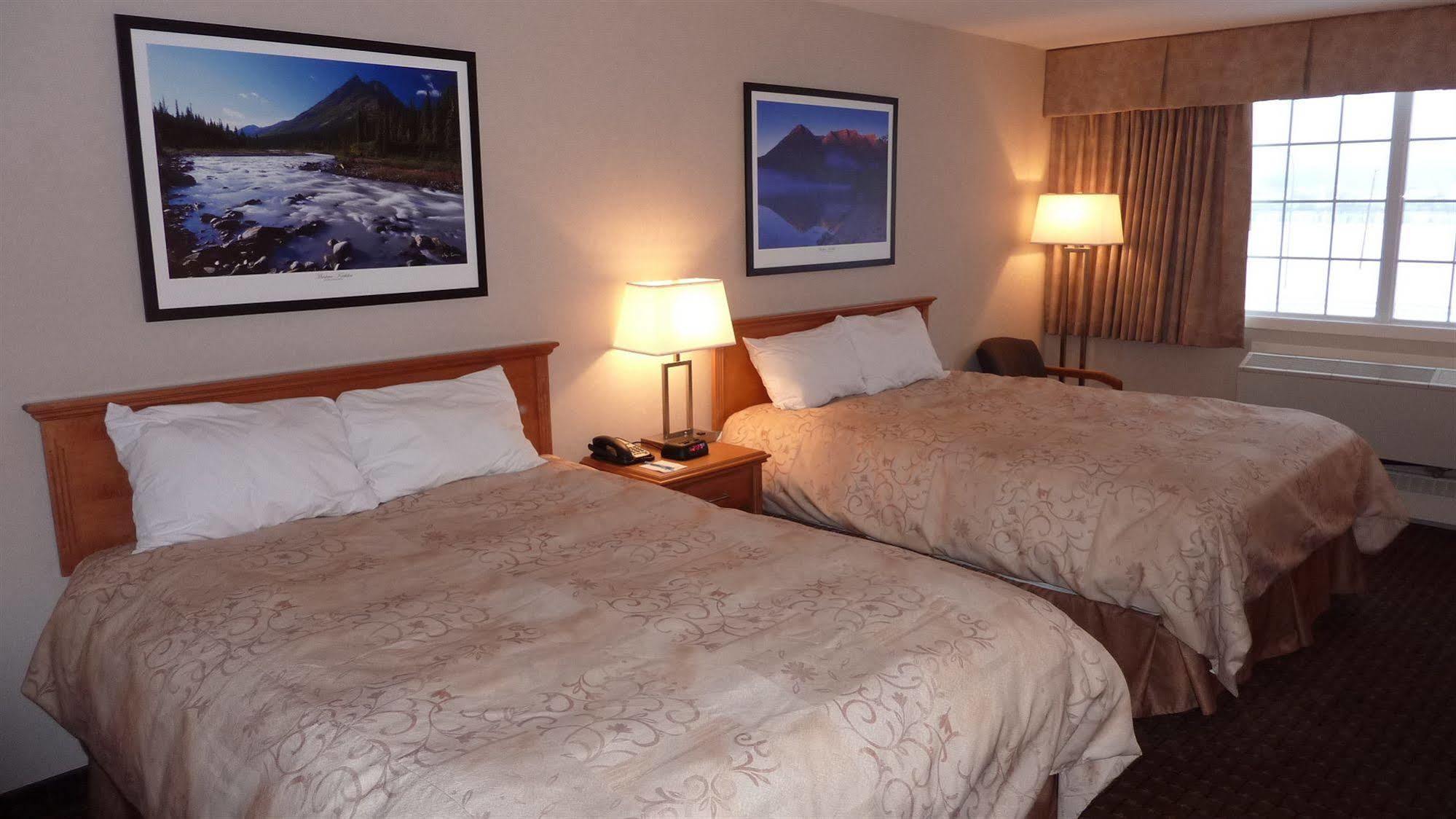 Woodlands Inn & Suites Форт Нелсън Екстериор снимка