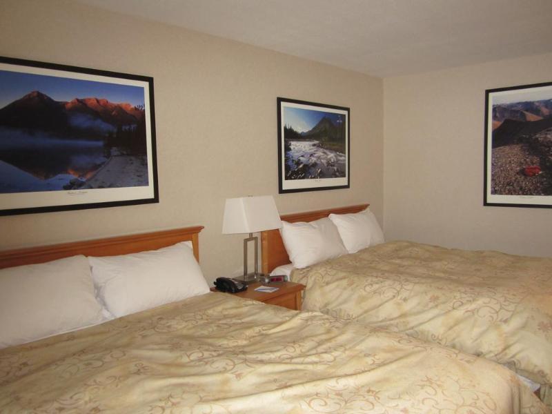 Woodlands Inn & Suites Форт Нелсън Екстериор снимка