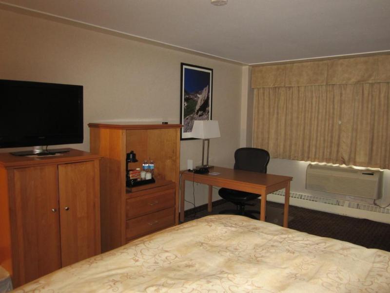 Woodlands Inn & Suites Форт Нелсън Екстериор снимка