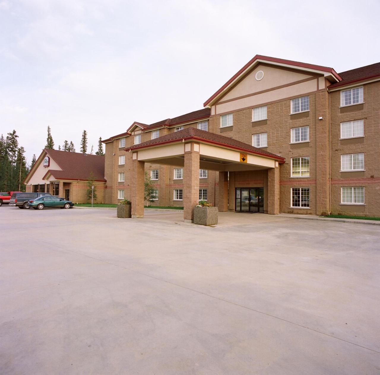 Woodlands Inn & Suites Форт Нелсън Екстериор снимка