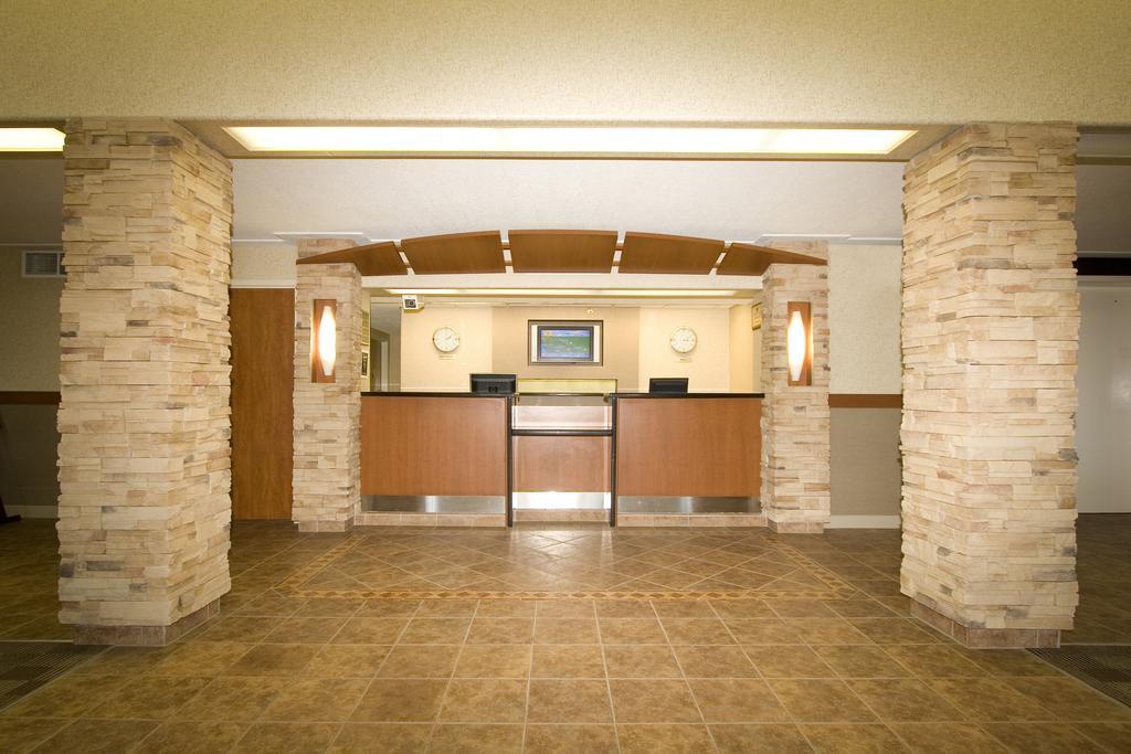Woodlands Inn & Suites Форт Нелсън Екстериор снимка