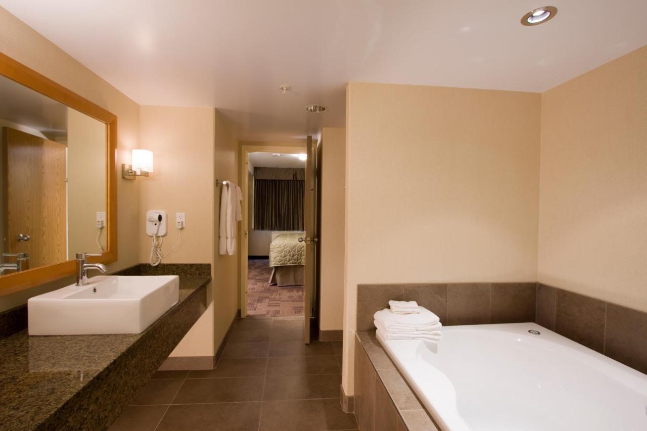 Woodlands Inn & Suites Форт Нелсън Екстериор снимка